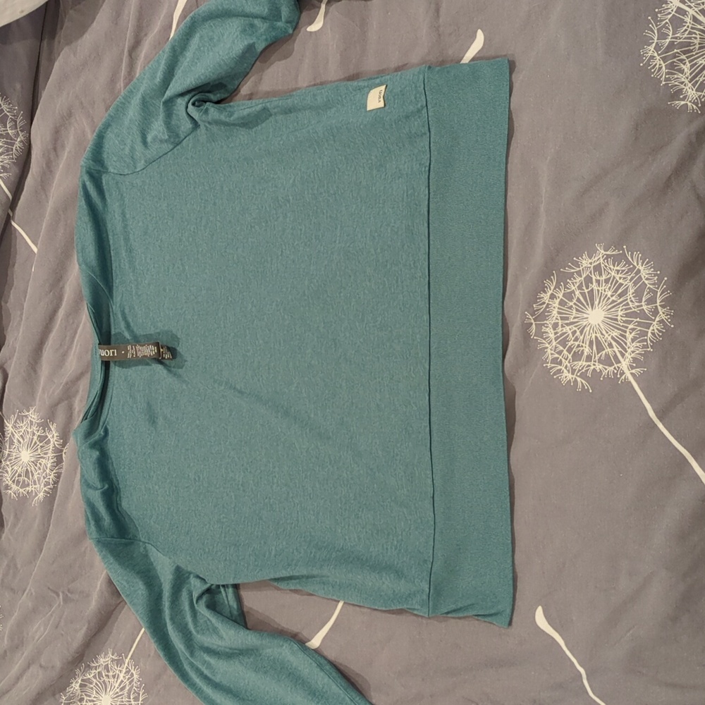 Vuori tshirt size small barely worn